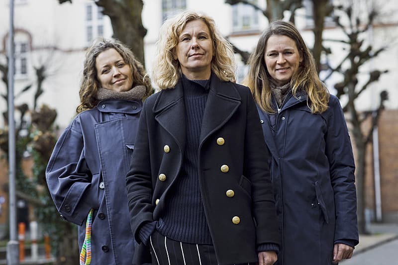 Fra venstre: sygeplejerske Berit Jeppesen Fink, overlæge Julie Nordgaard Frederiksen og sygeplejerske Lisbeth Bjerrum Ploug. De er alle en del af Psykiatrisk Gadeplansteam i Region Hovedstaden, det eneste af sin slags i Danmark. Foto: Claus Boesen.