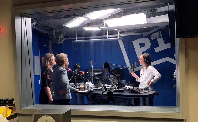Læge Maja Thiele (th) i radiostudiet med de to gæster Stine Adrian (tv) og Anja Pinborg. Foto: DR