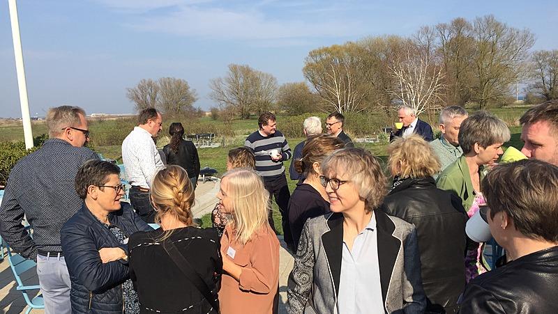 Kaffepause med udsigt over Køge Bugt og en stor del af PLOs repræsentantskab. Foto: Charlotte Kiil Poulsen