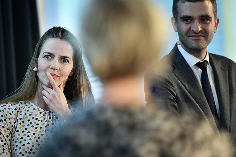 Sundhedsminister Ellen Trane Nørby (V) og formand for Lægeforeningen, Andreas Rudkjøbing, lytter til spørgsmål fra salen ved Lægemødet i Aalborg. Foto: Palle Peter Skov