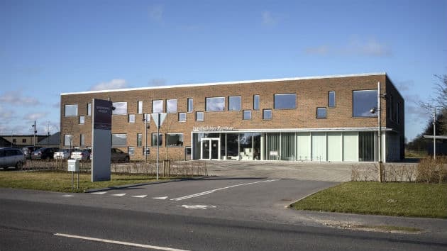 Nogle af de nye sundhedshuse - som her i Pandrup - har haft problemer med at skaffe praktiserende læger. Det vigtige er, at lægerne selv kan søge puljepenge, mener Christian Freitag. Arkivfoto.