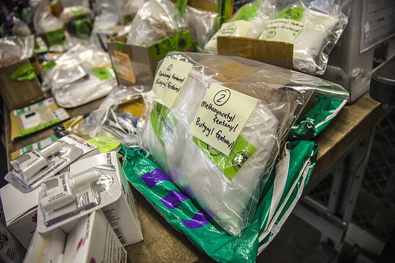 Et lille udsnit af fentanyl og andre designerstoffer, som blev beslaglagt af den amerikanske grænsekontrol i 2017. Foto:  Kris Grogan