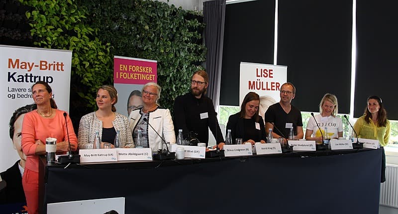 Politikerne lytter til spørgsmål fra bl.a. Andreas Rudkøbing. 