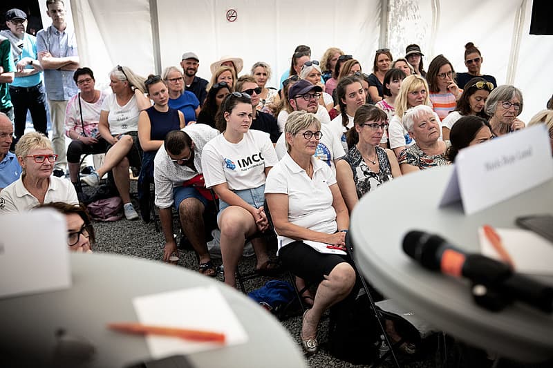 Publikum fyldte teltet.