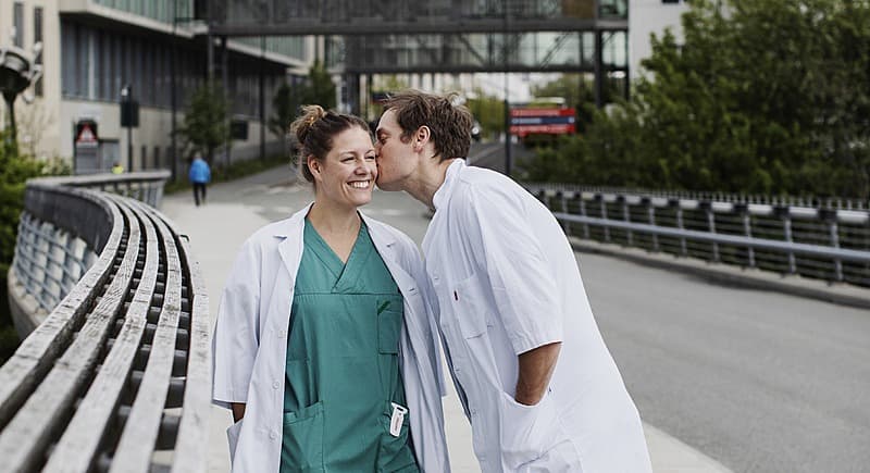 Simon og Signe er glade for deres liv i Norge, hvor de bor med deres to børn, som går i børnehave og taler den lokale dialekt. Foto: Therese Alice Sanne.