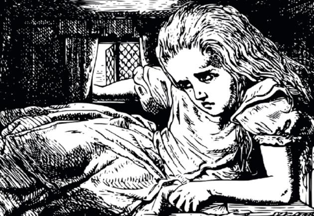 Alices oplevelse af mikropsi illustreret af John Tenniel (1865). Illustrationen er tilgængelig på Wikipedia under public domain.