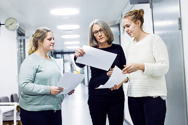 I dag arbejder Ann Tabor 4 dage om ugen. I praksis betyder det, at hun ikke længere arbejder med den kliniske del.