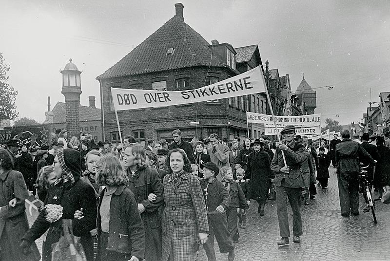 Kravet om dødsstraf over landssvigerne var massivt efter befrielsen. I de store byer var der demonstrationer i stil med denne i Odense om formiddagen den 5. maj 1945. Foto: Frihedsmuseet.