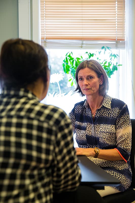 Hanne Heje i aktion i den centralt beliggende lægepraksis, hvor mange yngre læger gerne ville tage den sidste del af deres speciallægeuddannelse.  Foto: Jesper Balleby