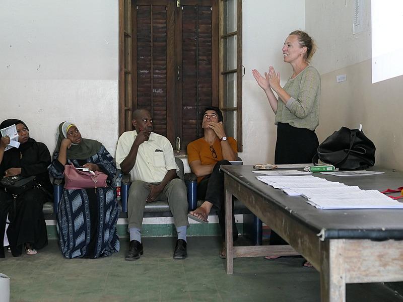 Nanna Maaløes ph.d.-projekt bestod af en lommebog med kliniske retningslinjer og en træningsintervention. Projektet har netop modtager 12 mio. kr. fra Danida og skal nu udbredes til flere hospitaler i Tanzania. Foto: Dan Meyrowitsch