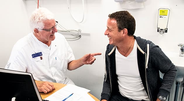 Benny Vittrup leverer gode nyheder til dagens første patient. Resultatet af den eksperimentelle behandling har resulteret i, at svulsten næsten er forsvundet sammen med en næsten sikker dødsdom. Foto: Niels Meilvang