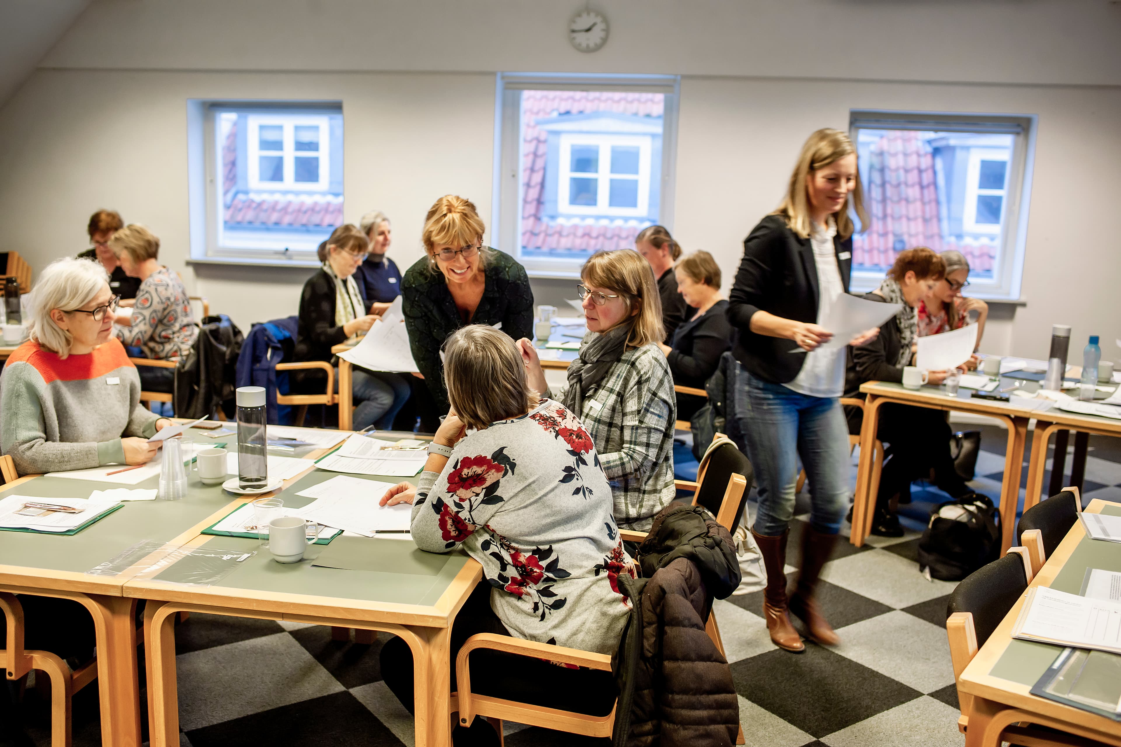 Klinikpersonale arbejder i grupper med udvalgte cases om urininkontinens. Foto: Claus Boesen