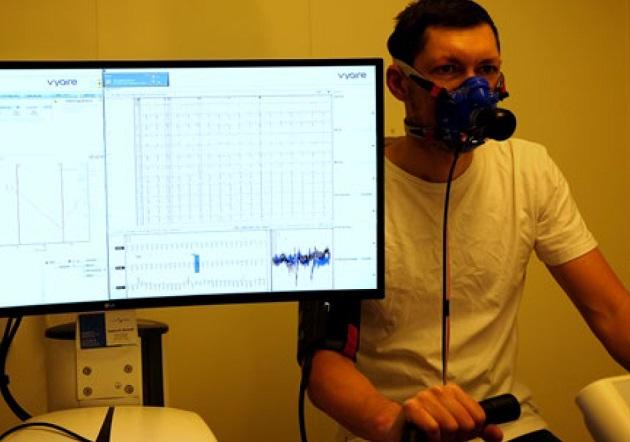 Patient på cykelergometer under maksimal iltoptagelses- test. Udåndingsluften analyseres løbende under stigende arbejde.