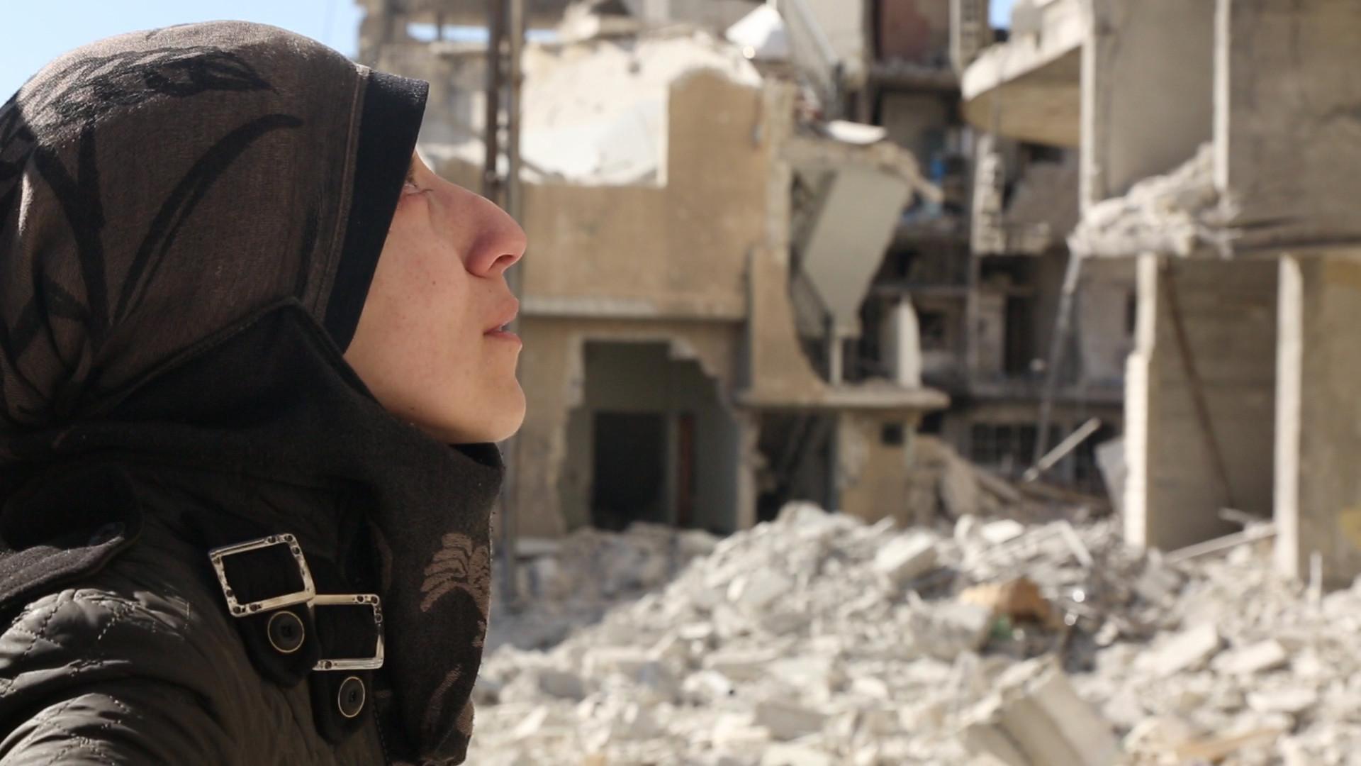 Læge Amani Ballour i den sønderbombede Damaskus-forstad Ghouta. Foto: National Geographic
