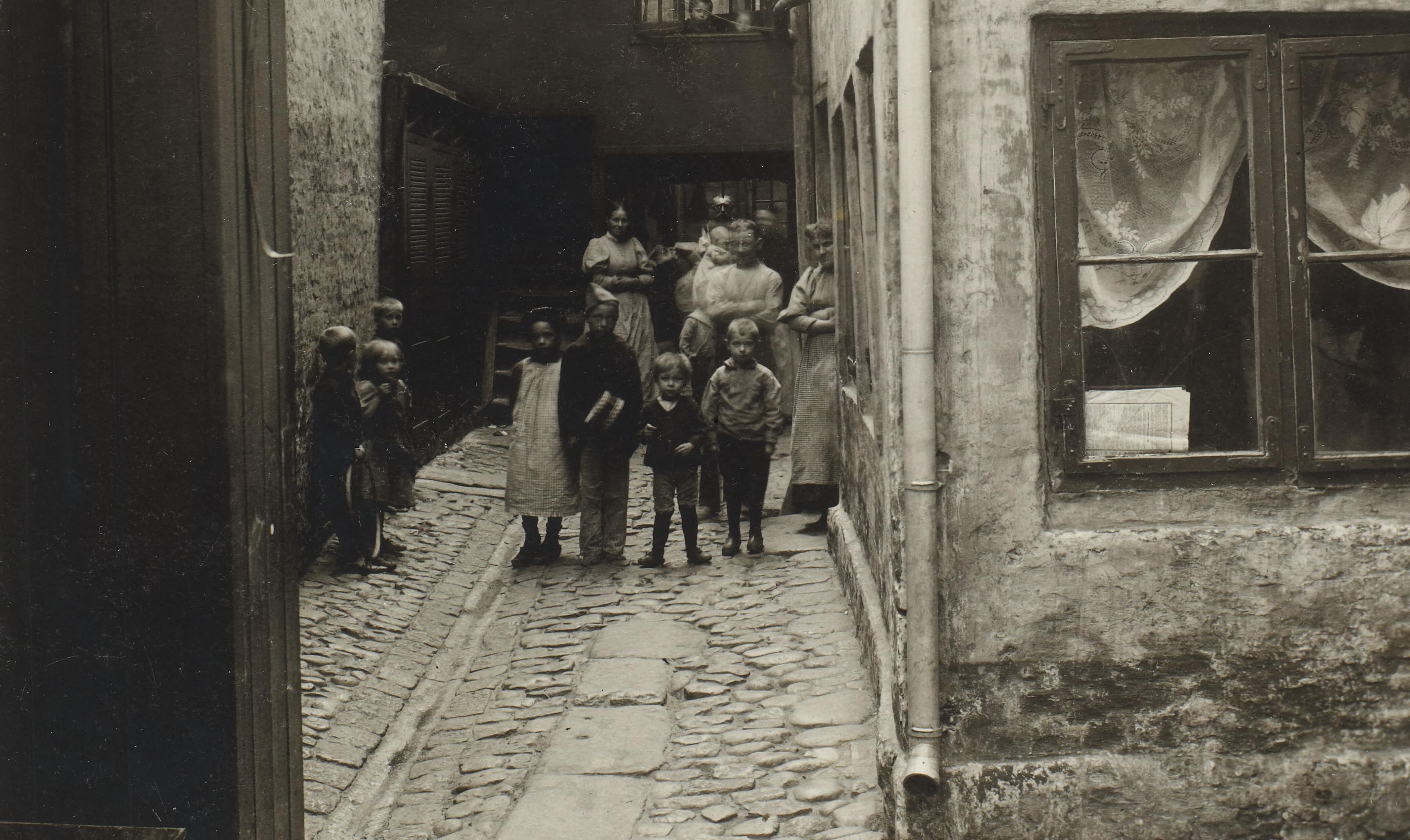 Udsnit af foto: Det Kgl. Bibliotek - Vognmagergade 16, København, baggården, 1890’erne. 