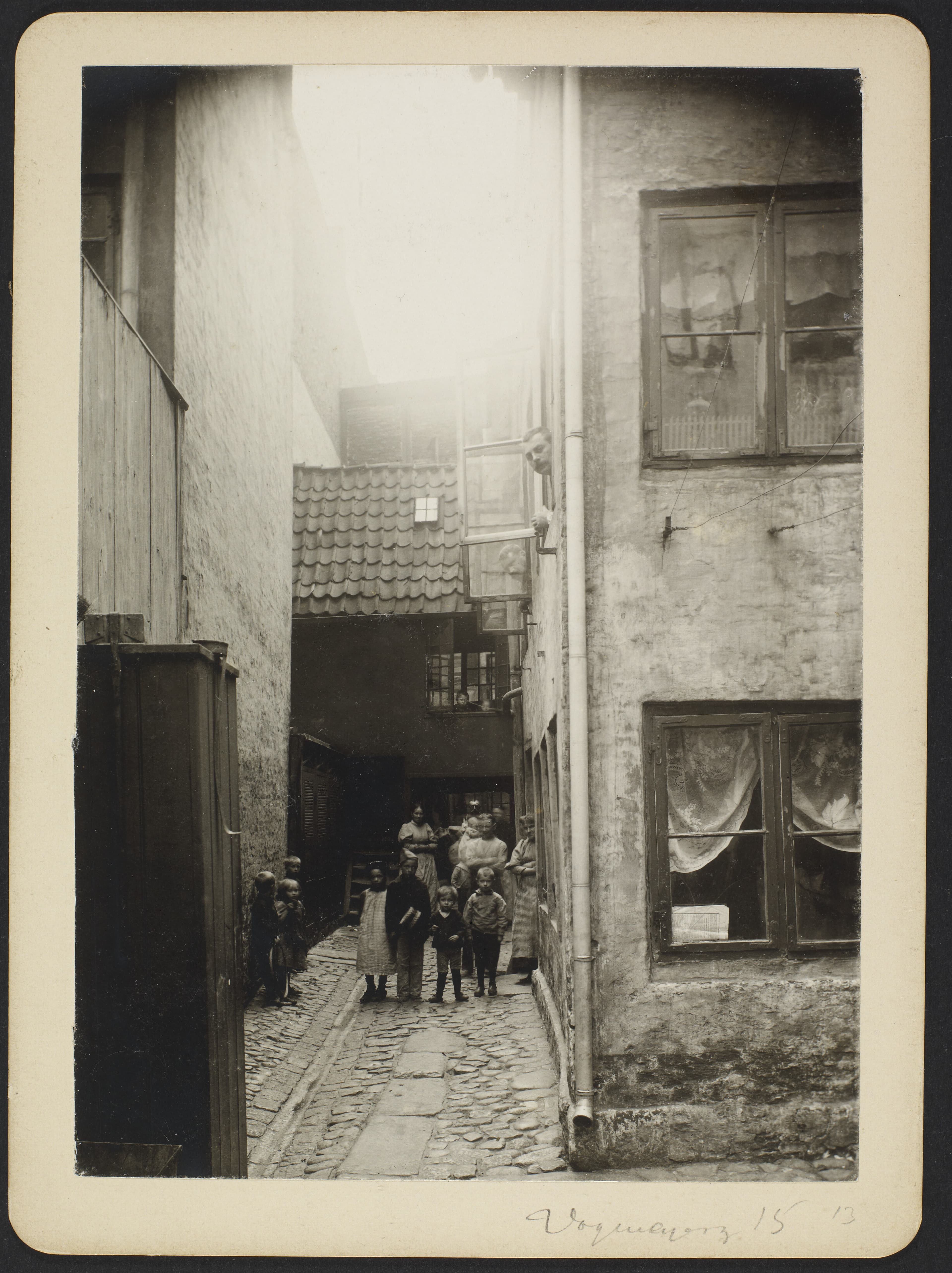 Udsnit af foto: Det Kgl. Bibliotek - Vognmagergade 16, København, baggården, 1890’erne. 