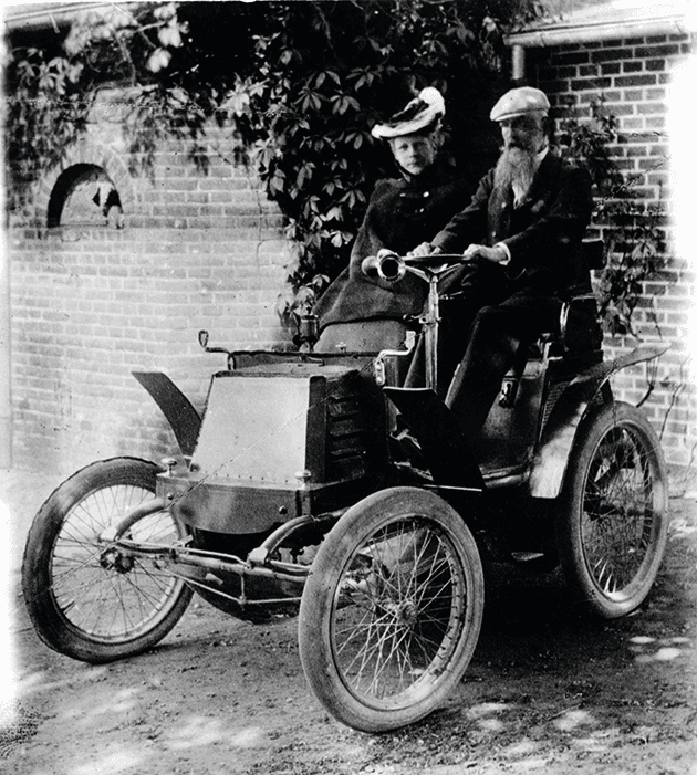 Distriktslæge F.C. Lund, Silkeborg, med frue højt til vejrs i sin Vivinus, årgang 1899 – formentlig landets første lægebil.