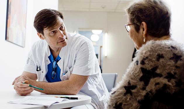 Troels Bygum Knudsen gennemgår medicinlisten og i samarbejde med patienten, foretager han rettelser. Foto: Claus Boesen