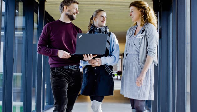 Endokrinolog Claus Larsen Feltoft og psykiater og klinikchef Louise Rasmussen er enige om, at det faglige samarbejde omkring sværet syge anorektiske patienter er dybt meningsfuldt. Foto: Claus Boesen.
