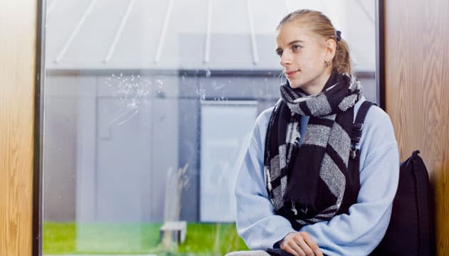 »Når jeg først er af sporet, er der ligesom nogle kræfter, der tager over«, forklarer Mathilde Jacobsen, der to gange har været indlagt på Herlev Hospital med tegn på reernæringssyndrom. Foto: Claus Boesen