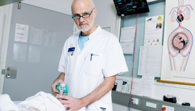 Gorm Greisen med træningsdukke på Rigshospitalets neonatalklinik. Foto: Claus Boesen