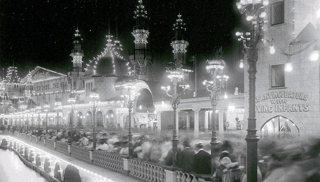 Martin Couney udstillede »sine« kuvøsebørn i forlystelsesparken Luna Park på Coney Island fra 1903-1945. Billedet er fra 1906. Foto: neonatalogy.org