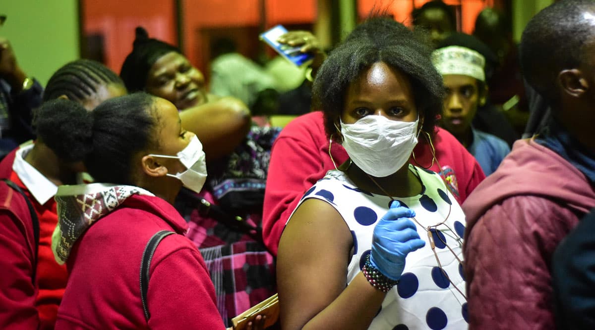 Rejsende venter på at få tjekket deres pandetemperatur ved en grænseovergang til Kenya i Namanga i det nordlige Tanzania. Foto: Filbert Rweyemamu / AFP-Scanpix