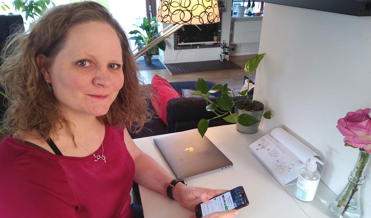 Dorthe Furstrand kan ikke arbejde mere end en time ad gangen på grund af senfølger fra en hjernerystelse. Men på den tid kan hun godt skrive et svar i Facebookgruppen ’Spørg en læge om coronavirus’, hvor hun og andre læger arbejdet frivilligt med at besvare danskernes spørgsmål. Privatfoto.