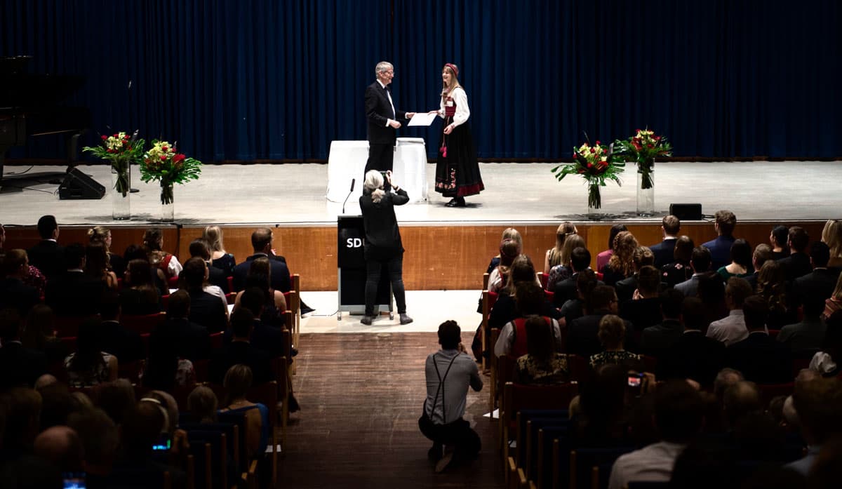 Denne sommers nyklækkede cand.med.er kommer formentlig ikke til at aflægge lægeløftet på samme måde, som da 155 medicinske-kandidater fra SDU aflagde lægeløftet i Odense Koncerthus i januar 2018. Foto: Vibeke Volder/Ritzau Scanpix/Jysk Fynske Medier