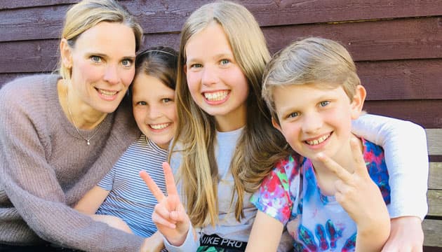 Ellen, Karen og Peter har spurgt Louise Brøndt Hartlev, om hun kan blive smittet på arbejde, hvor hun arbejder med coronapatienter. Foto: Privat. 