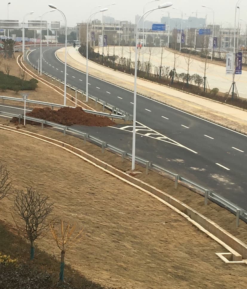 Vejblokeringen set fra en motorvejsbro, hvor vi stod og kiggede ned. Så er gode råd dyre, når det ikke fremgår på noget elektronisk navigationssystem. At finde den rette rute ud af byen til forskellige aftalte pick-up points var i sig selv en meget vanskelig opgave.