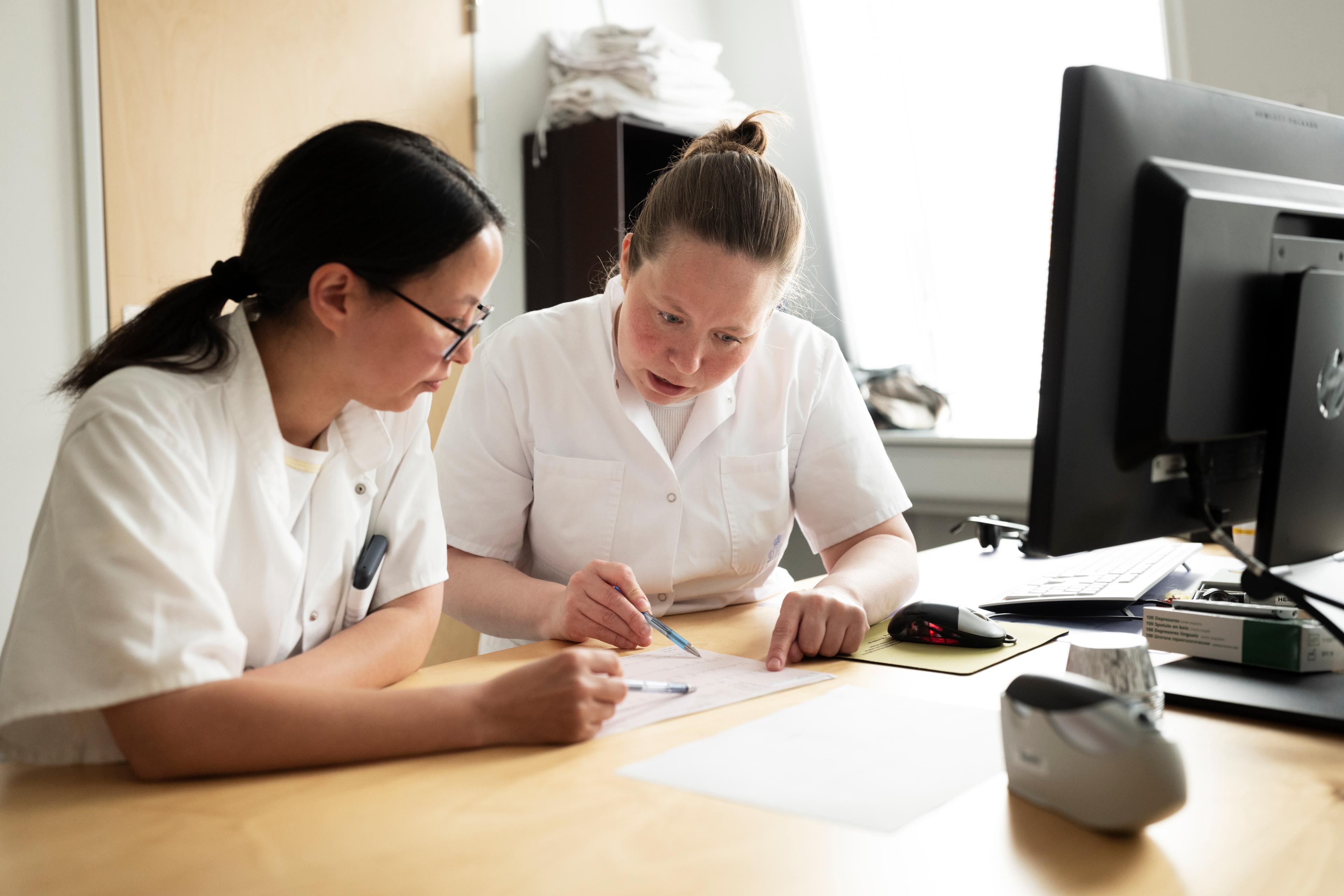 Læge Heidi Noasen (til højre) på arbejde ved lægetelefonen på Dronning Ingrids Hospital sammen med sin kollega læge Kristina Roed. Foto: Christian Sølbeck