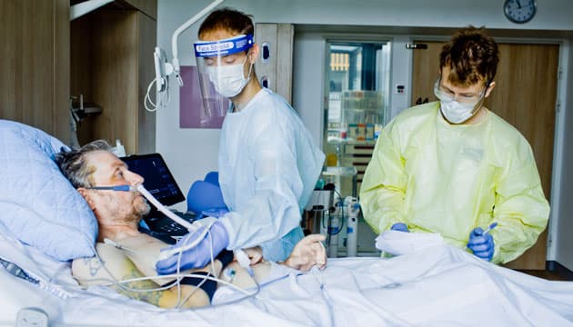 Medicinstuderende står bogstaveligste forstand i forreste række i nyt studie om hjertets betydning for forløbet af COVID-19. Foto: Claus Boesen