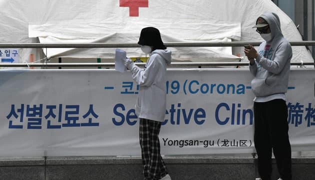 Kø til corona-testteltet i Seouls natklub-kvarter Itaewon, som var ramt af et cluster-outbreak. De sydkoreanske myndigheder blev kritiseret for at tracke borgernes bevægelser i nattelivet med mobildata. Mange frygtede yderligere stigmatisering af homoseksuelle Foto: Jung Yeon-Je/AFP/Ritzau Scanpix