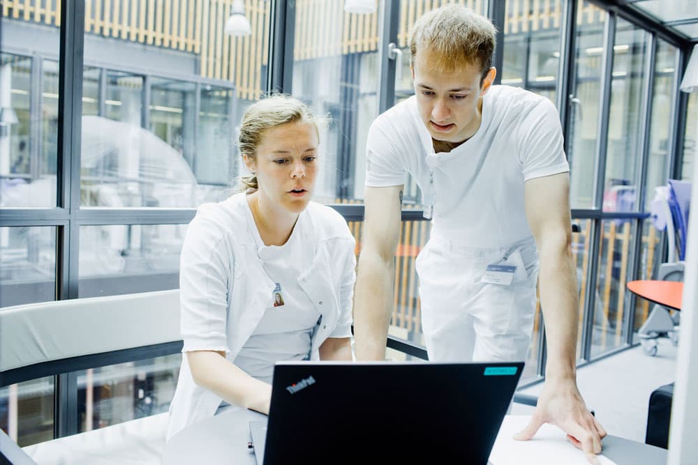 Liv Borum Schöps og Mats Højbjerg Lassen gennemgår dagens program. Foto: Claus Boesen