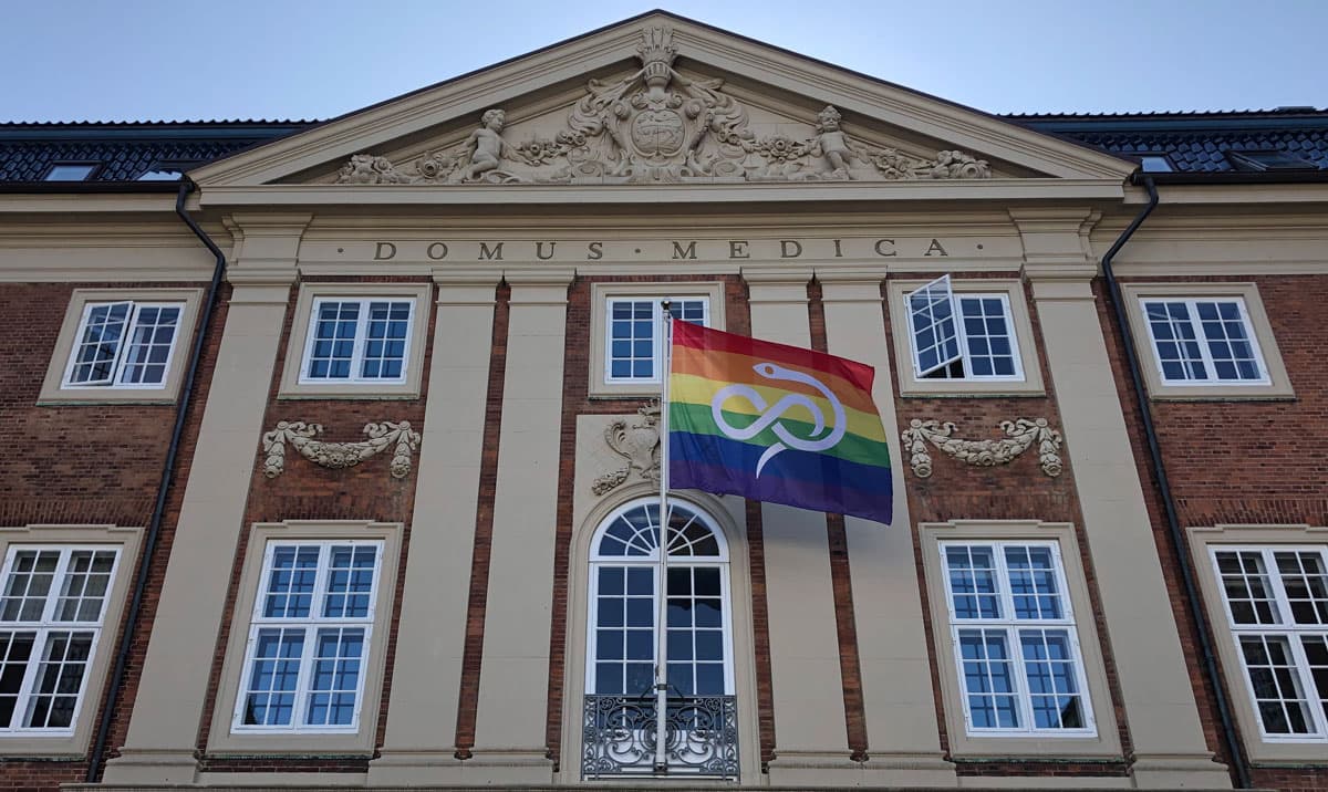 Lægeforeningens hus på Østerbro har i ugens anledning hejst det regnbuefarvede flag.  