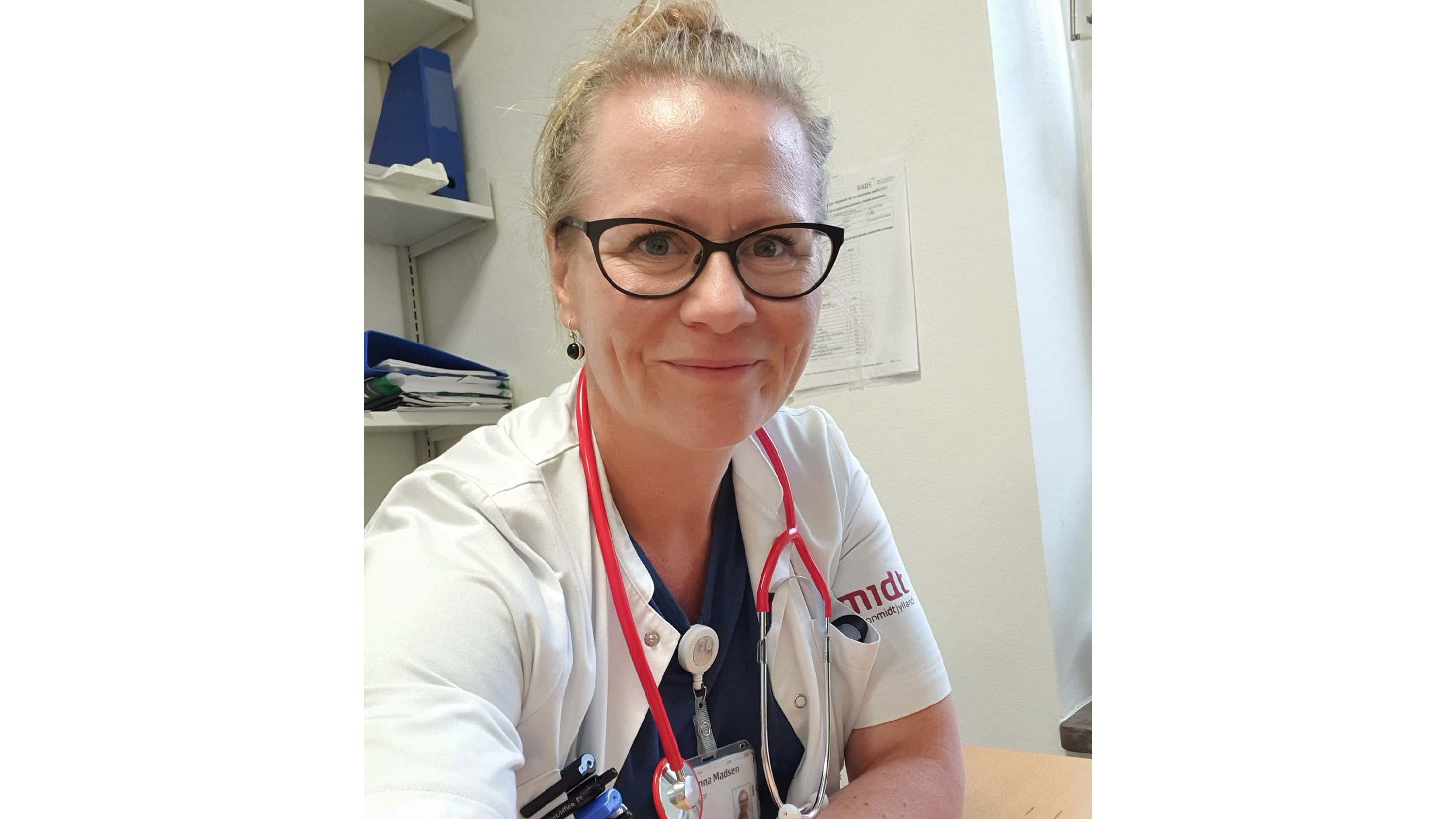 Som fællestillidsrepræsentant for Yngre Læger på AUH har Gitte Anna Madsen haft travlt med at besvare medlemmernes mange spørgsmål under coronaepidemien. Foto: Privat