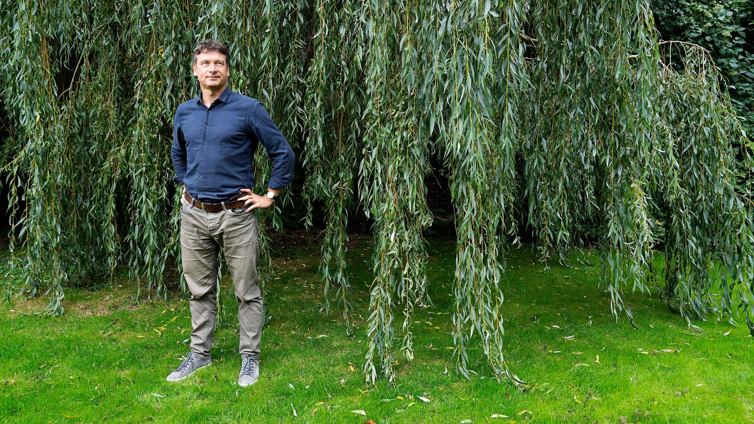  Christian Freitag i haven ved Holte Lægehus. Med sit farvel til formandsposten i PLO, ser han nu frem til at levere en bedre kontinuitet i lægehuset. Foto: Claus Bech