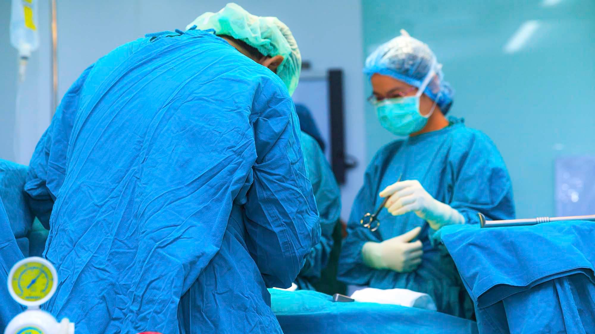 En yngre mandlige læge spurgte ikke sygeplejerskerne om handsker på operationsstuen, han spurgte, om de ville give ham gummi på. Han forventede, at man grinte af det, fortæller 27-årig læge. Foto: Colourbox