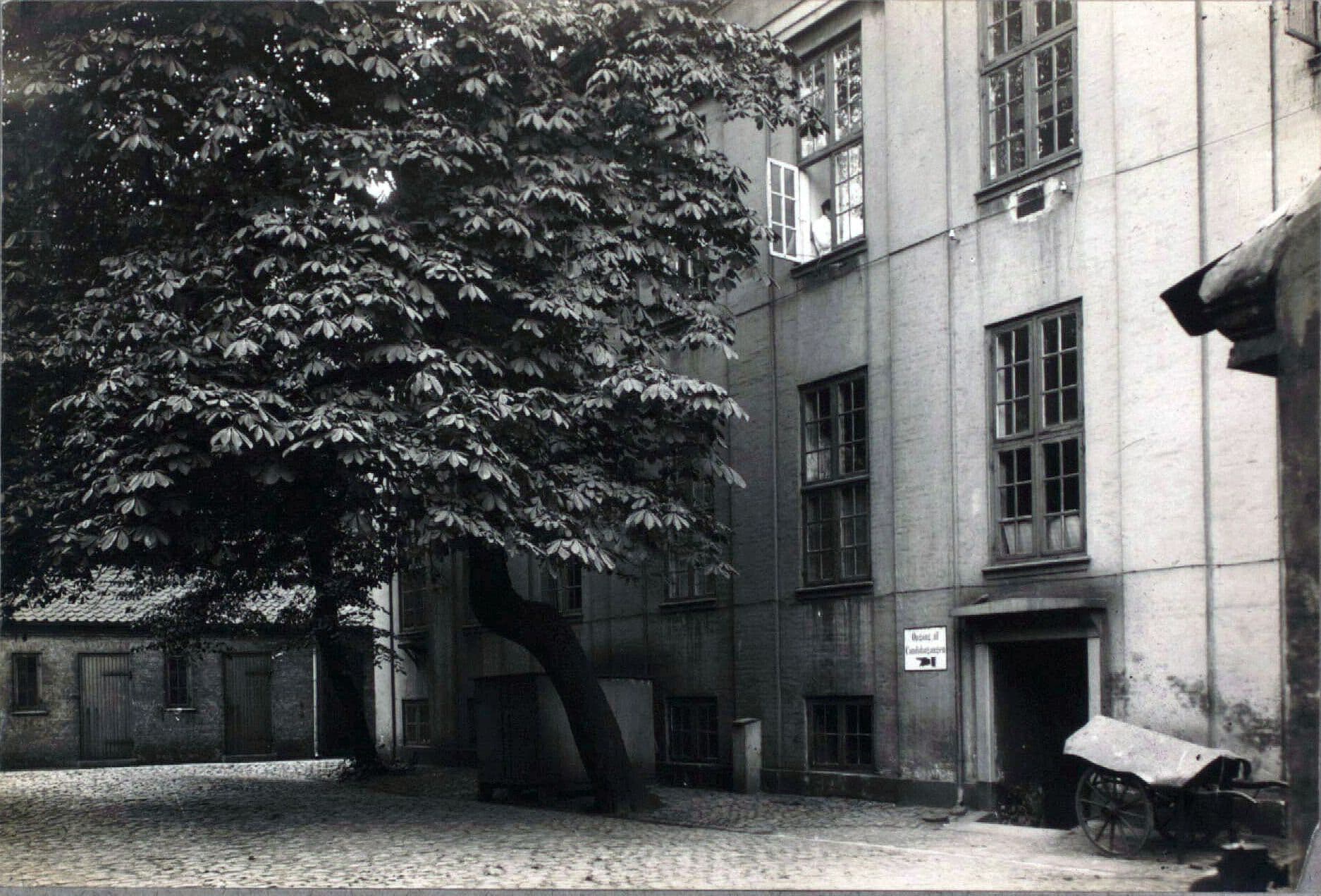 Indgangen til »Kandidatgangen« på Frederiks Hospital i Bredgade. Her havde op til otte yngre læger fri bolig »med lys, brændsel og opvartning« oven i lønnen. Foto: Det kgl. Bibliotek