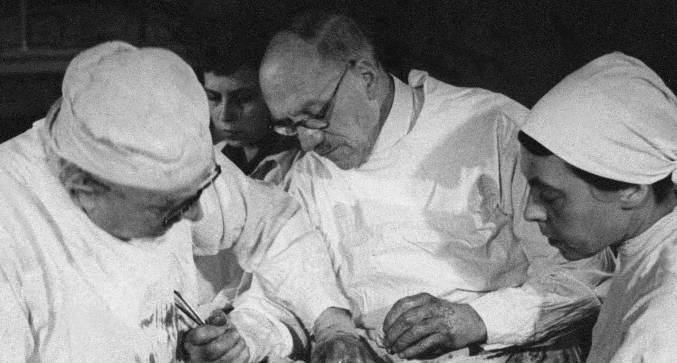 Sauerbruch ved ­operationsbordet. Udateret, formentlig før 1928.