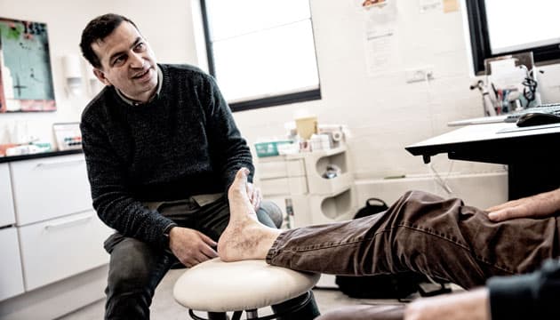 Michael Hejmadi-Pedersen er en teknologibegejstret praktiserende læge, men alligevel er han skeptisk over for nye onlinelægetjenester.           Foto: Thomas Emil Sørensen 