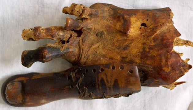 Den ældste protese, der kendes, er denne kunstige storetå på en mumie fra tiden før 600 fvt. En kopi er afprøvet på forsøgspersoner, der mangler storetåen, og den blev bedømt som ”yderst effektiv”. Foto: Reddit.