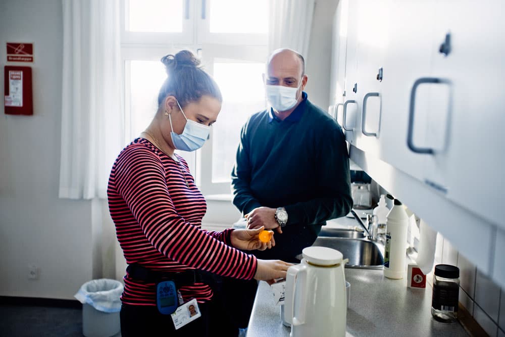 Alle patienter på Afdeling M har en fast kontaktperson blandt personalet. Sygeplejerskeelev Laura Hjort er Niels Peters kontaktperson. De to har haft god kemi fra Dag 1, fortæller de. (Foto: Claus Boesen)
