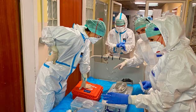 Otte danske sundhedspersoner er udsendt til Slovakiet for at hjælpe et hårdt presset sundhedsvæsen med behandlingen af COVID-19-patienter. Foto: Christian Wamberg 