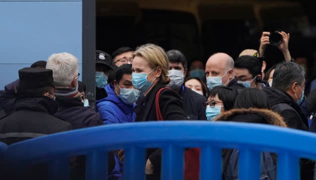 WHOs team, med Thea Kølsen Fischer i midten, uden for Huanan markedet. Foto: Ng Han Guan/AP/Ritzau Scanpix