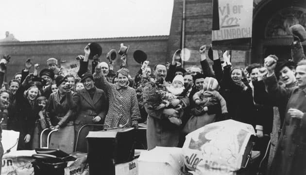 Støttedemonstration for Jonathan Leunbach (midt i billedet) ved hans løsladelse fra Vestre Fængsel den 11. april 1937. Foto: Det Kongelige Bibliotek.