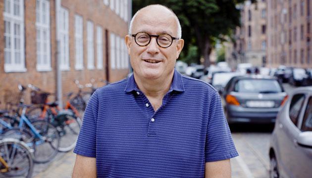 Pandemien har ikke kun været lærerig for Allan Randrup Thomsen, det har den også for verdens befolkninger, der ifølge virusforskeren »uden tvivl har lært en masse« om hygiejne etc. »Men i hvilket omfang, de husker det, er jeg usikker på. Jeg ved ikke, hvor lang den kollektive hukommelse kommer til at være«, siger han. (Foto: Claus Boesen)