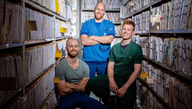 Blandt fortidens håndskrevne journaler. Nutidens frasedoktorer, er dykket ned i journalkælderen på Silkeborg Sygehus, hvor Mikkel Munk indtil for nylig arbejdede. Fra venstre Mikkel Munk, Martin Wolder og Thomas Vilhelmsen. Foto: Jesper Balleby.
