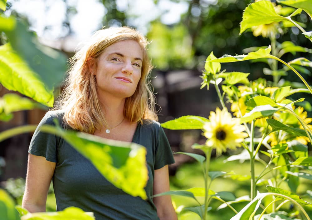 Læge Katharina Oravsky Sandström debuterer med bogen ‘Flamingokvinden’, som rummer fem patientfortællinger om at blive syg og være helt nede at skrabe bunden og kæmpe sig tilbage – ligesom hun selv har oplevet. Foto: Claus Bech